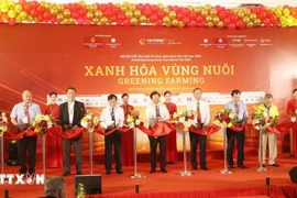 Delegates cut the ribbon to open the expo. (Photo: VNA)