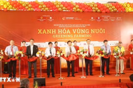 Delegates cut the ribbon to open the expo. (Photo: VNA)