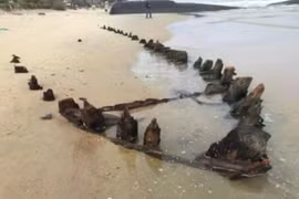 A recently uncovered shipwreck off Thinh My coast in Hoi An city (Photo: baotuoitre)