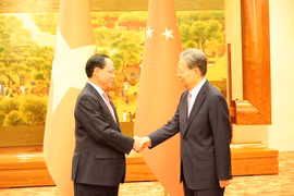 Vice Chairman of the National Assembly Tran Quang Phuong (L) and Zhao Leji, Chairman of the Standing Committee of the National People’s Congress (NPC) of China (Photo: VNA)