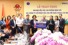 The Ministry of Health (MoF) receives 500,000 doses of measles vaccine presented by the Vietnam Vaccine JSC (Photo: VNA)