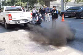 Officers measure emissions from a pickup truck at a checkpoint set up in front of Chatuchak Park on Phahon Yothin Road in Bangkok in January 2024. (Photo: Bangkokpost)