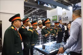 Military officials of Vietnam visit an exhibition area showcasing infantry combat support equipment. (Photo: VNA)