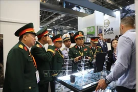 Military officials of Vietnam visit an exhibition area showcasing infantry combat support equipment. (Photo: VNA)