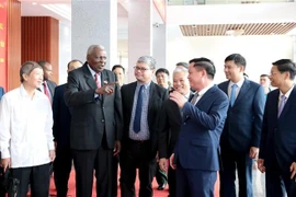 President of the National Assembly of People’s Power and President of the Council of the State of Cuba Esteban Lazo Hernández and a high-ranking Cuban delegation pay a working visit to the northern province of Hung Yen on October 4. (Photo: VNA)