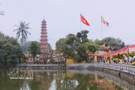 Tran Quoc pagoda in Hanoi draws crowds in early spring