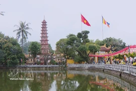 Tran Quoc pagoda in Hanoi draws crowds in early spring
