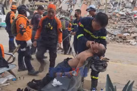 Moments of humanity amid Venezuela's rescue mission