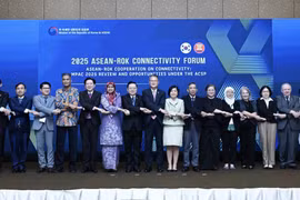 Ambassadors of ASEAN member states and speakers at the forum. (Photo: VNA)