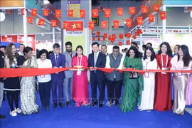 Vietnamese Ambassador to India Nguyen Thanh Hai and delegates at the ribbon-cutting ceremony (Photo: VNA)