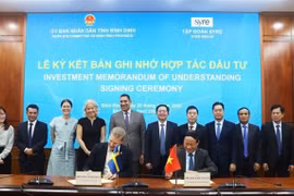Chairman of the Binh Dinh provincial People’s Committee, Pham Anh Tuan (sitting, right), and the CEO of Syre Group sign a memorandum of understanding on investment cooperation on April 25. (Photo: nld)