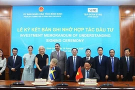 Chairman of the Binh Dinh provincial People’s Committee, Pham Anh Tuan (sitting, right), and the CEO of Syre Group sign a memorandum of understanding on investment cooperation on April 25. (Photo: nld)