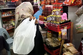 Malaysia bans single-use plastic bags at public sites (Photo: Bernama)