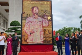 A large-scale lacquer painting feature President Ho Chi Minh portrait (Photo: VNA)