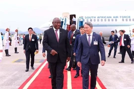 South African President Matamela Cyril Ramaphosa (left) arrives in Hanoi on the afternoon of October 23 (Photo: VNA)