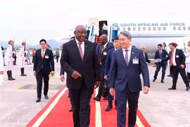 South African President Matamela Cyril Ramaphosa (left) arrives in Hanoi on the afternoon of October 23 (Photo: VNA)