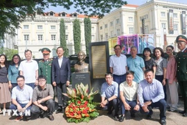 Delegates lay floral tribute at the statue of President Ho Chi Minh at the Asian Civilisations Museum. (Photo: VNA)