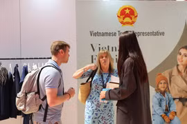 Foreign visitors at Vietnam's booth at Source Fashion London (Photo: VNA)