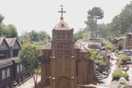 Unique red-earth sculpture tunnel offers miniature Da Lat experience 