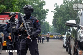 Police stand guard outside a police station in Bandung, Indonesia. (Photo: AFP/VNA)