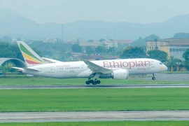 Flight ET0678 operated by Ethiopian Airlines lands safely at Noi Bai International Airport. (Photo: qdnd.vn)