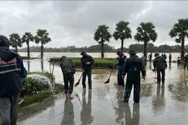 Military officers and soldiers mobilised to clean up a flooded area in Hue city. (Photo: VNA)