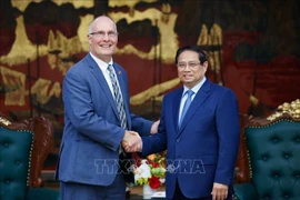 Prime Minister Pham Minh Chinh (R) and John Moolenaar, Congressman of Michigan state, head of the US House of Representatives’ bipartisan delegation. (Photo: VNA)