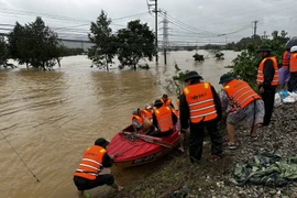 A boat evacuates residents from flooded areas in Da Nang to safer locations. (Photo: VNA)