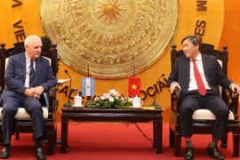 Argentine Ambassador to Vietnam Marcos Antonio Bednarski (L) and Professor Dr Le Van Loi, President of the Vietnam Academy of Social Sciences, at the meeting on October 22. (Photo: VNA)