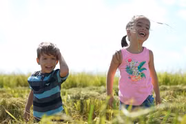 Cuban children play on a rice field in Cuba (Photo: VNA)