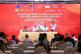 Team representatives speak at the press briefing. (Photo: VNA) 