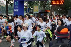 Crowds join a running event to support the Earth Hour (Photo: VNA)