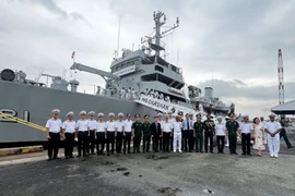 Crew members of the Indian Navy's ship INS Darshak and representatives of the High Command of the Vietnam People's Navy, the HCM City Department of External Relations, and the Vietnamese Ministry of National Defence pose for a group photo. (Photo: VNA)