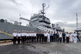 Crew members of the Indian Navy's ship INS Darshak and representatives of the High Command of the Vietnam People's Navy, the HCM City Department of External Relations, and the Vietnamese Ministry of National Defence pose for a group photo. (Photo: VNA)