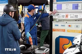 At a gas station in Hanoi (Photo: VNA)