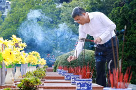 PM pays tribute to President Ho Chi Minh and fallen heroes in Dien Bien