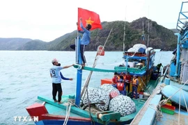 Fishermen prepare their vessels before setting out to sea, ensuring compliance with fisheries regulations. (Photo: VNA)