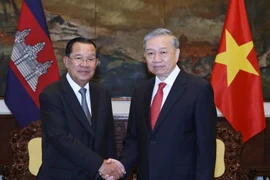 Party General Secretary To Lam (right) meets with Cambodian People's Party (CPP) President Hun Sen in Ho Chi Minh City on April 29 (Photo: VNA)