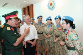 Senior Lieutenant General Hoang Xuan Chien and Deputy Secretary of Strategy, Policy, and Industry at the Australian Department of Defence Hugh Jeffrey meet with Vietnamese female peacekeeping officers. (Photo: VNA)