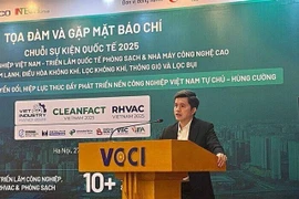 Luong Minh Huan, Director of the Enterprise Development Institute under the Vietnam Chamber of Commerce and Industry, speaks at the seminar. (Photo vnbusiness.vn)