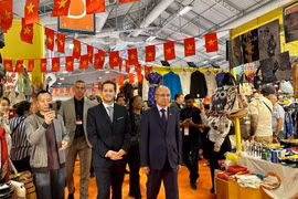 Vietnamese Ambassador to France Dinh Toan Thang (R) and Paris Fair Director Steven Abajoli visit the Vietnamese pavilion. (Photo: VNA)
