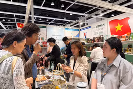 Visitors at the Vietnamese booth (Photo: VNA)