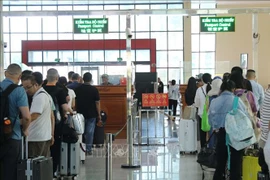 Passengers queue for handling immigration procedures at Huu Nghi International Border Gate in Lang Son province. (Photo: VNA)