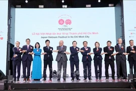 Vietnamese and Japanese delegates pose for a photo at the opening of the festival (Photo: VNA)