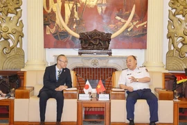 Kobayashi Yosuke, Chief Representative of the JICA Office in Vietnam (left) and Lieutenant General Le Quang Dao, Commander of the Vietnam Coast Guard (Photo: qdnd.vn)