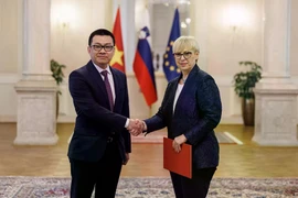 Vietnamese Ambassador Vu Le Thai Hoang (left) and Slovenian President Natasa Pirc Musar. (Source: Office of the President of Slovenia)