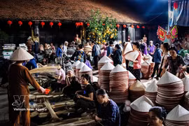 Market keeps centuries-old conical hat craft alive