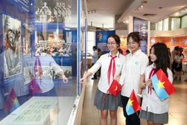 Students visit the Ho Chi Minh Museum in Hanoi. (Photo: VNA)