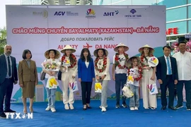 The first passengers arriving in Da Nang on the direct flight from Kazakhstan are presented with flowers and gifts. (Photo: VNA)