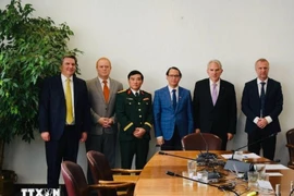 Vietnamese Ambassador to Chile Nguyen Viet Cuong (third from right), Chair of the Chilean Senate’s Committee of Foreign Relations Ivan Moreira Barros (second from right), and other delegates at the session. (Photo: VNA)